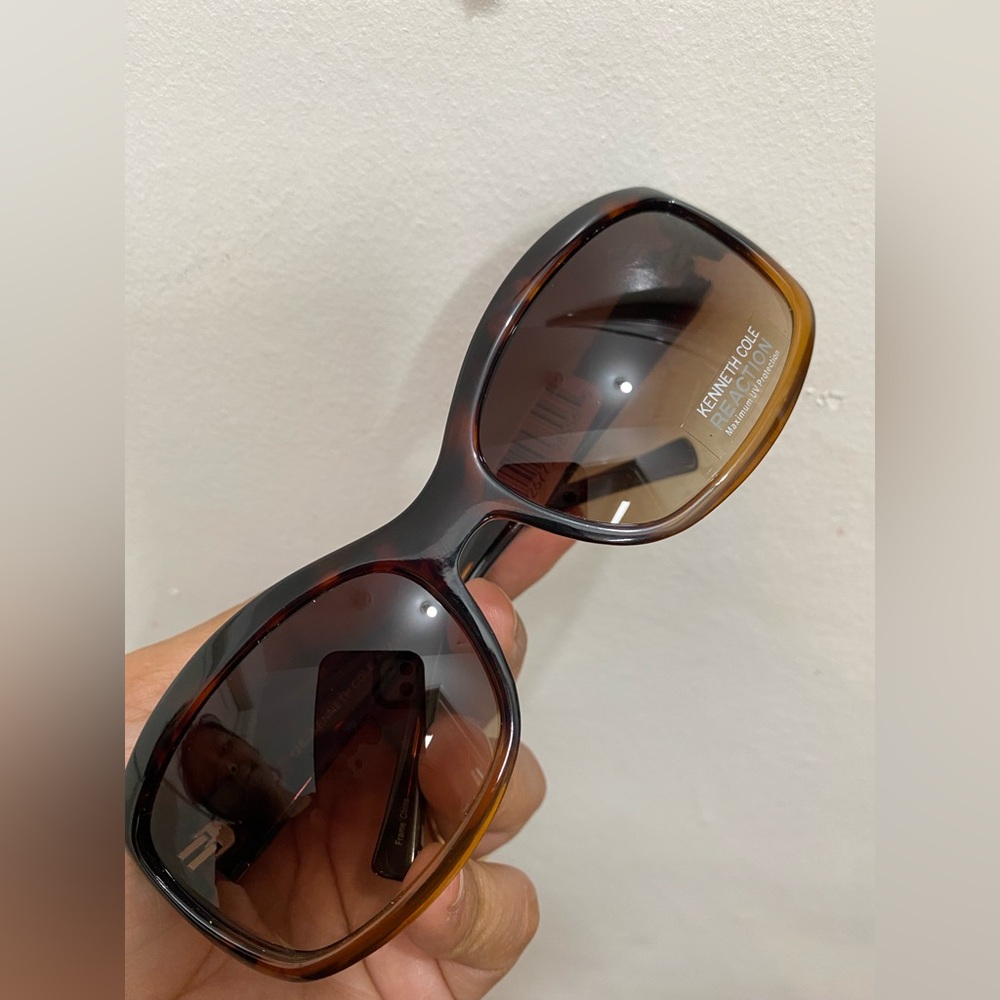 Kenneth Cole Brown Tortoiseshell Sunglasses Elegant Design